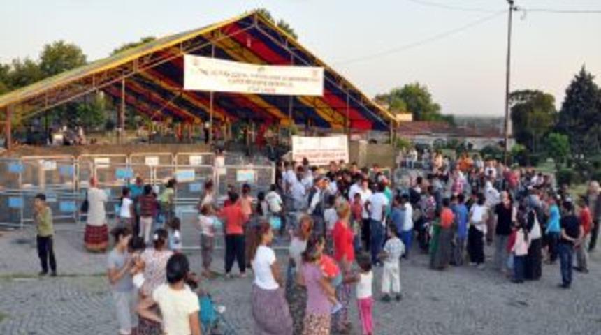 Selimiye&rsquo;nin G&ouml;lgesinde Ilk Iftarı A&ccedil;tılar