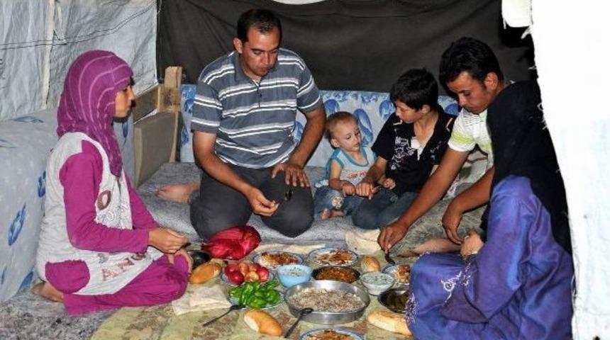 Suriyelilerin &Ccedil;adırda İlk İftarı