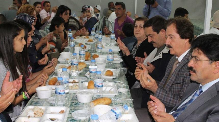 Sivas'ta Protokol Ve Halk Ilk Iftarını Birlikte A&ccedil;tı