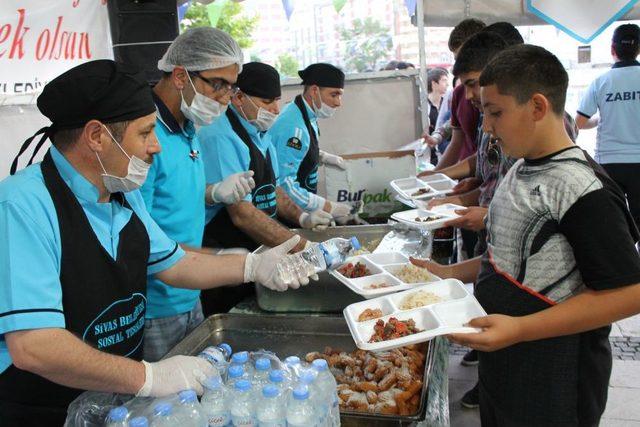 Sivas ta Protokol Ve Halk Ilk Iftarını Birlikte A&ccedil;tı 3
