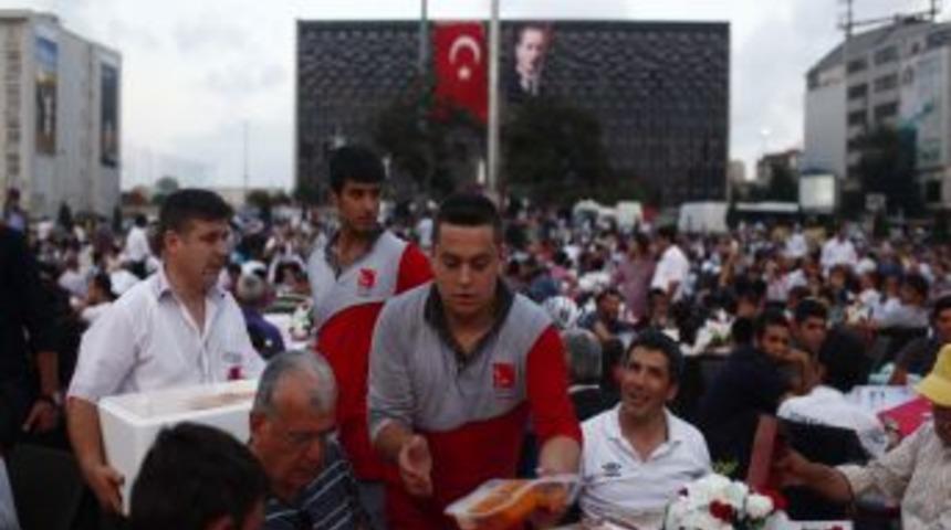 Beyoğlu Belediyesi Taksim Meydanı&rsquo;nda Iftar Verdi