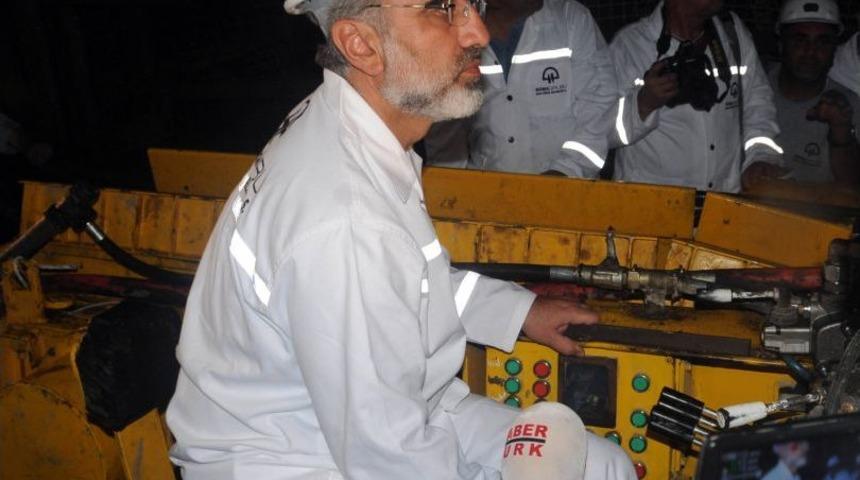 Enerji Bakanı Yıldız, Ramazan Ayının Ilk Iftarını Maden Iş&ccedil;ileriyle Yaptı