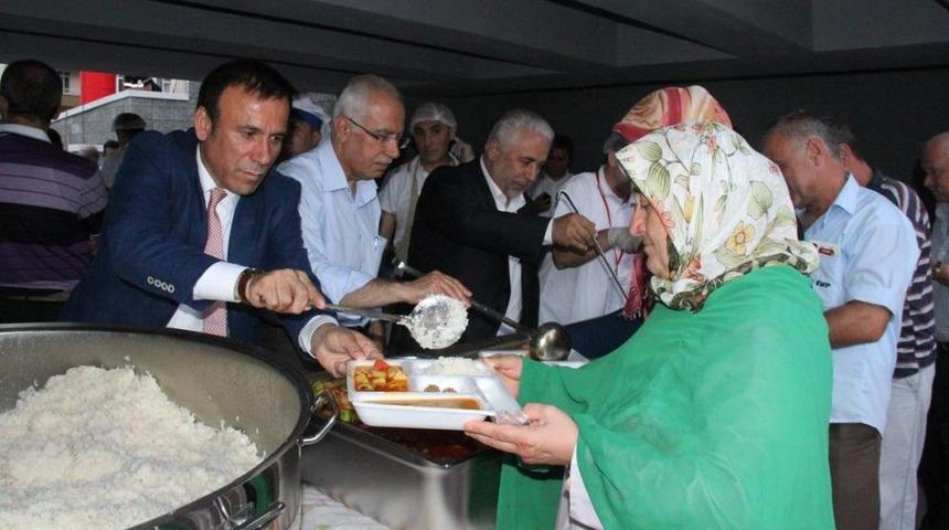 Canik'te Ramazanın Ilk G&uuml;n&uuml; Vatandaşlar Orucunu Birlikte A&ccedil;tı