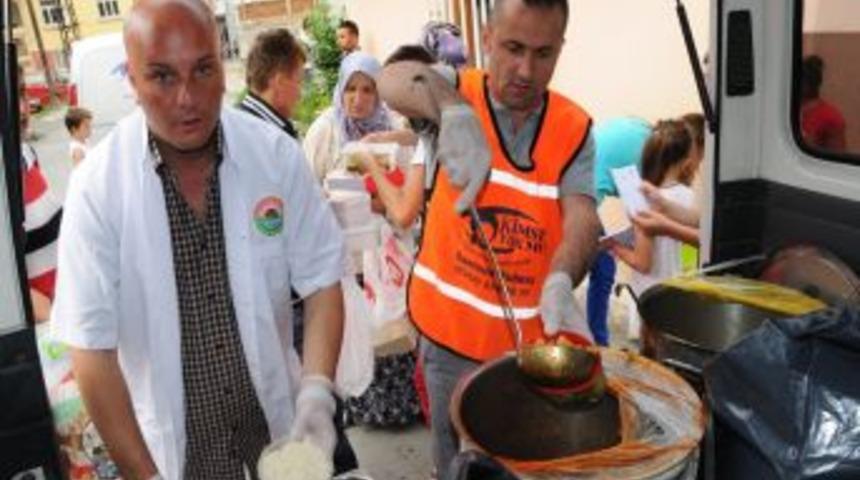 Kimse Yok Mu, Bin Kişinin Ayağına Sıcak Yemek G&ouml;t&uuml;rd&uuml;