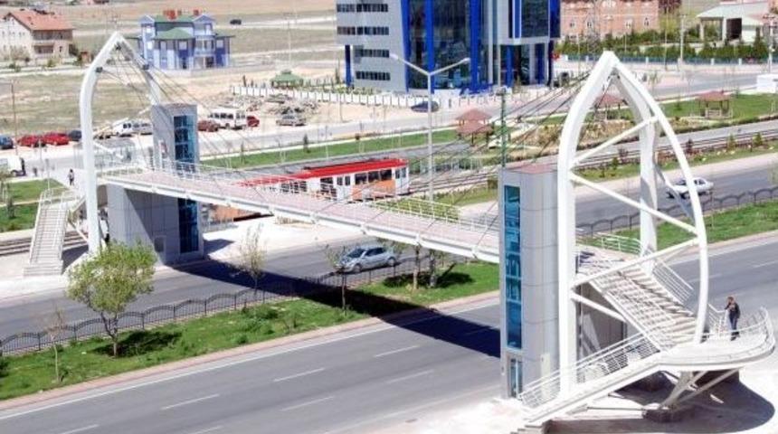 Adilcevaz Sahiline Modern &Uuml;st Ge&ccedil;it Yapılıyor