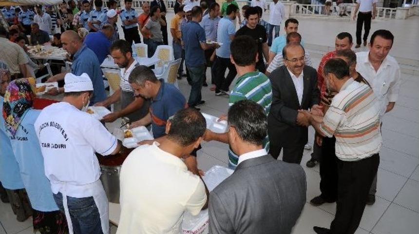Trabzon Belediye Başkanı G&uuml;mr&uuml;k&ccedil;&uuml;oğlu İlk İftarını İftar &Ccedil;adırında A&ccedil;tı