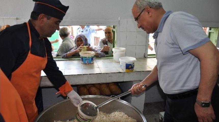 Başkan Kocamaz, Mencik Baba T&uuml;rbesinde Yemek Dağıttı