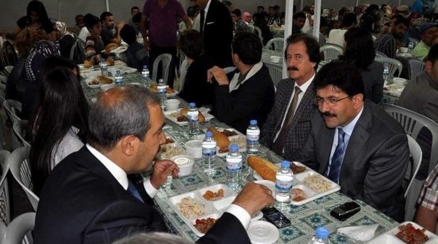 Sivas&rsquo;ta Protokol İlk İftarı Vatandaşlarla A&ccedil;tı