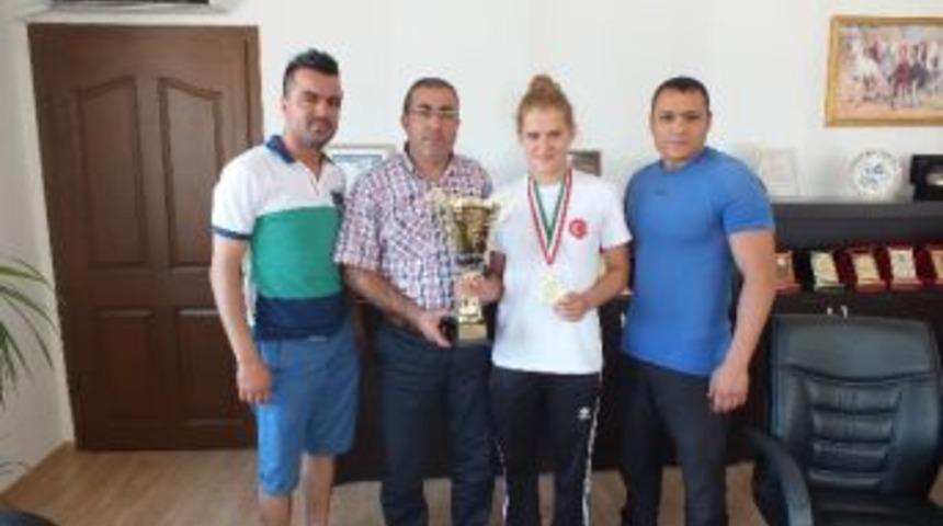 Başarılı Sporcular &Ouml;d&uuml;llendirildi