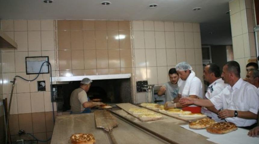 Devrek&rsquo;te Ramazan Pidesi Vatandaşların T&uuml;ketimine Sunulmaya Başlandı