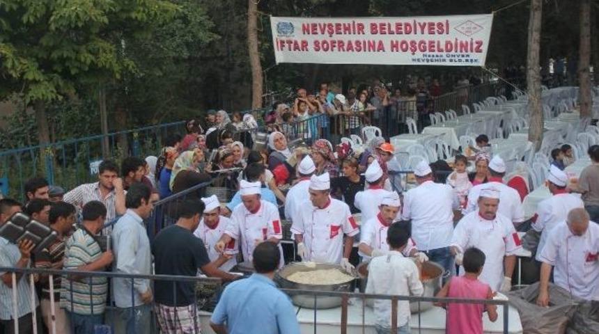 G&uuml;l Bah&ccedil;ede İlk İftar Sofrası Kuruldu