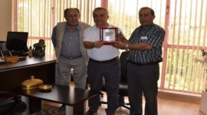 Y&ouml;r&uuml;k K&ouml;y&uuml; Muhtarından İl Genel Meclis Başkanına Plaket