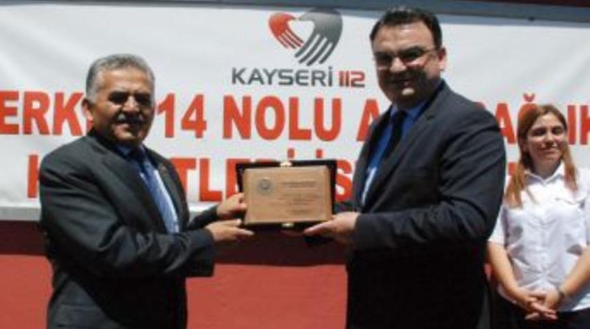 Başkana 112 Acil Sağlık İstasyonu I&ccedil;in Teşekk&uuml;r Plaketi