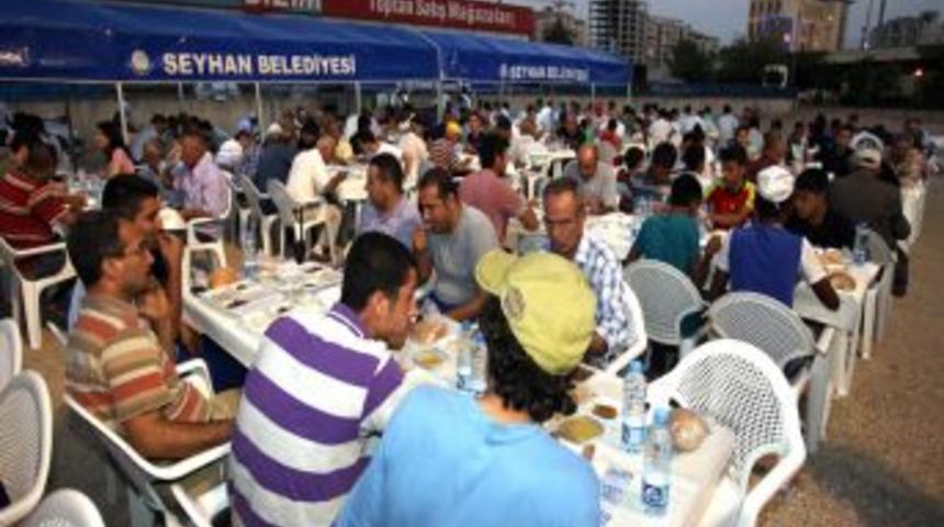 Başkan &Ouml;zt&uuml;rk, Ilk Orucunu &lsquo;Seyhan&rsquo;ın İftar Sofrası&rsquo;nda A&ccedil;tı