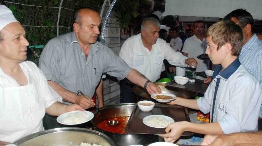 Taşk&ouml;pr&uuml; Protokol&uuml; İlk İftarını &Ccedil;adırda A&ccedil;tı