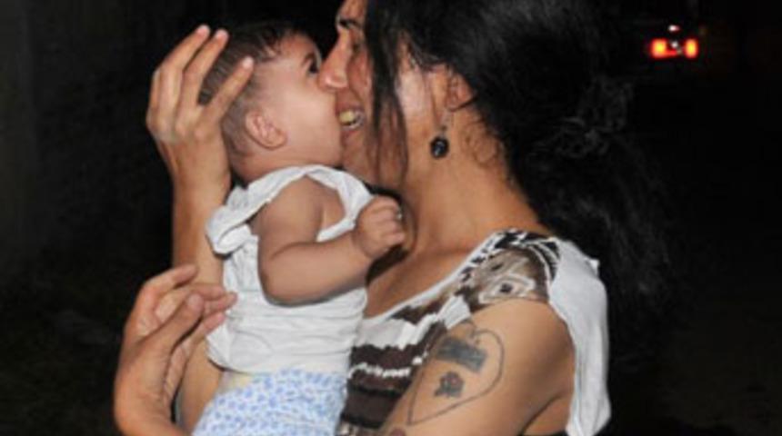 &Ouml;ld&uuml;ğ&uuml;n&uuml; sandığı kızına kavuştu