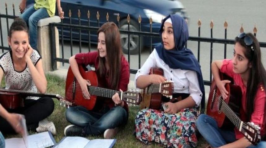 Rabi Kadıoğlu Parkı Sanat Eserlerine Ev Sahipliği Yaptı