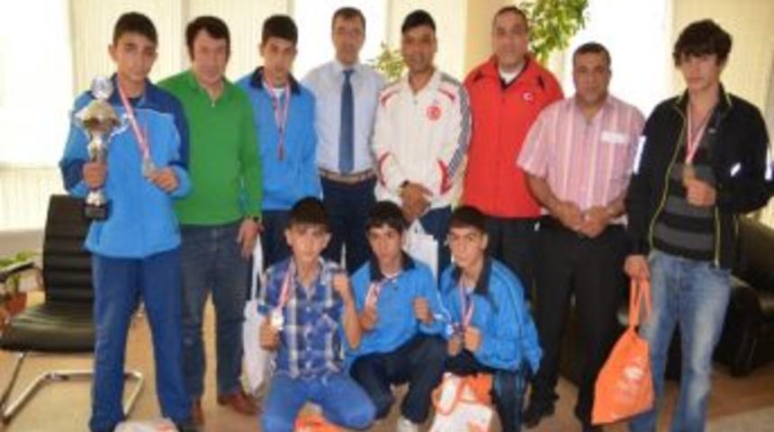 Boks&ouml;rler Başarılarını &Ccedil;intimar&rsquo;la Paylaştı