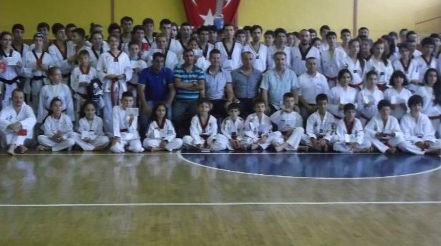 4 Sporcu Siyah Kuşağa Y&uuml;kseldi