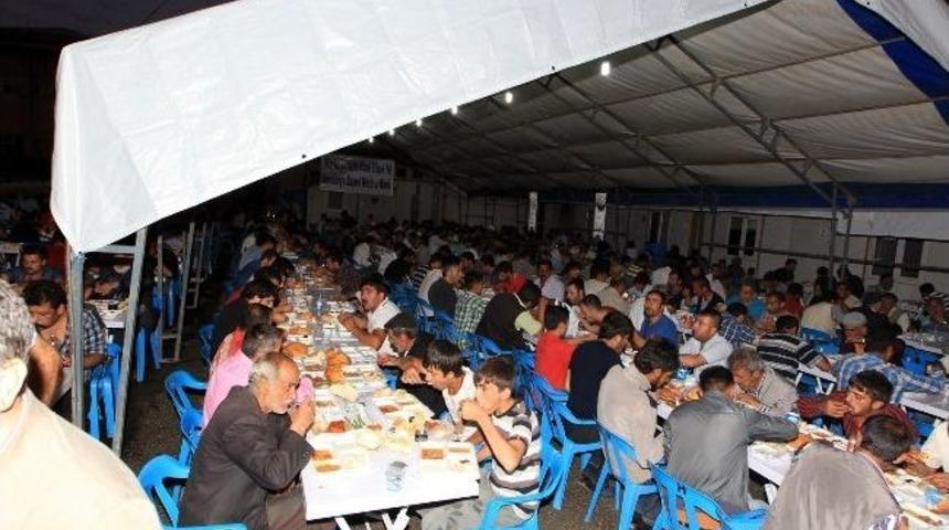 Van Belediyesi Y&uuml;zlerce Vatandaşı İftarda Misafir Etti