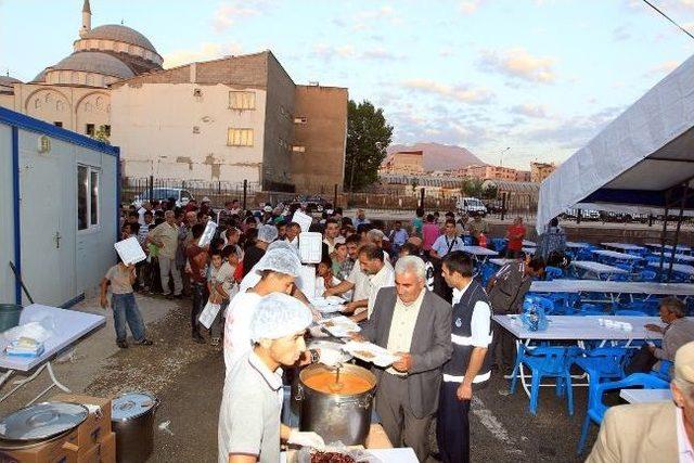 Van Belediyesi Y&uuml;zlerce Vatandaşı İftarda Misafir Etti 1