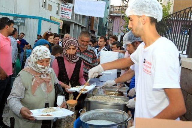 Van Belediyesi Y&uuml;zlerce Vatandaşı İftarda Misafir Etti 2