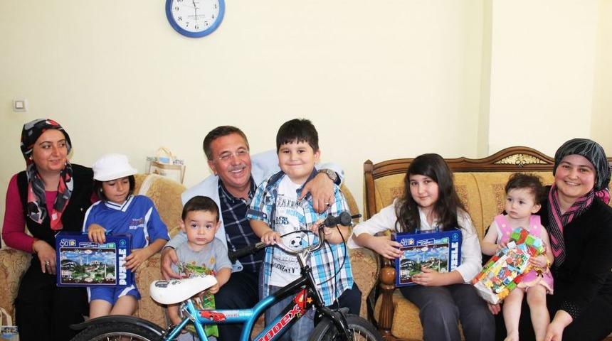 S&uuml;nnet &Ccedil;ocuklarına Başkan &Ccedil;etin Bisiklet Hediye Ediyor