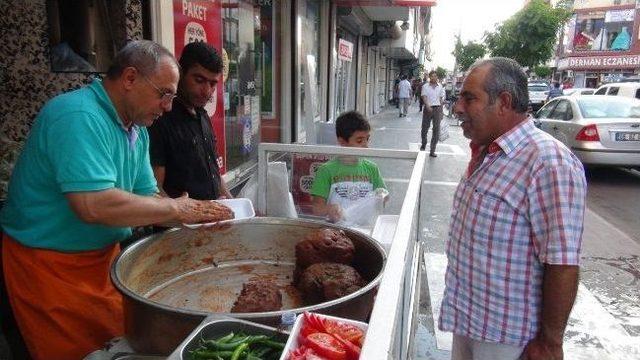 Batman'da Bir Günde 750 Kilo Çiğ Köfte Tüketiliyor