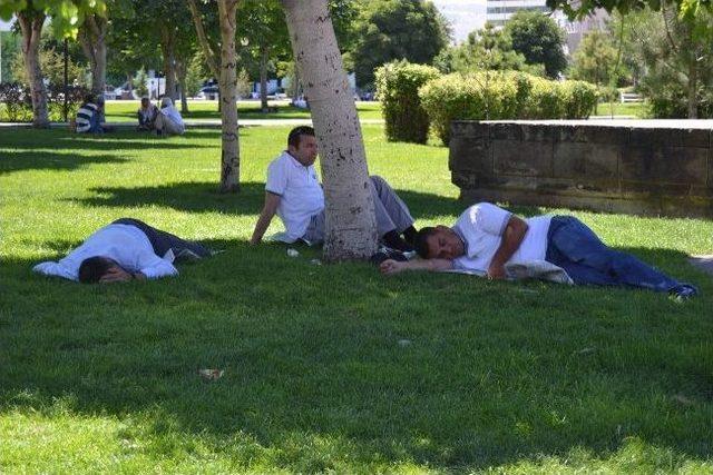 Sıcaklardan Bunalan Vatandaşlar Park Ve Camilere Akın Etti