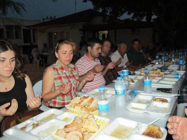 Kadıköy’de Başkan Özel’den İlk İftar