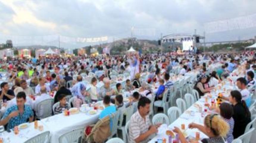 Ey&uuml;p&rsquo;te Ilk Iftara Binler Katıldı