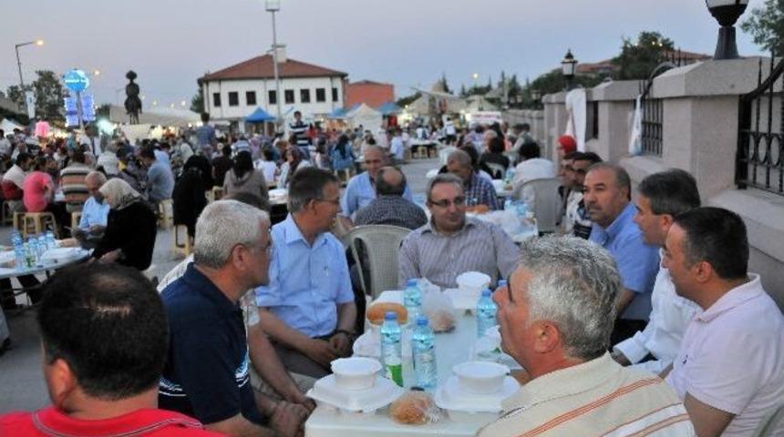 Akşehir Belediyesi&rsquo;nden İftar Yemeği