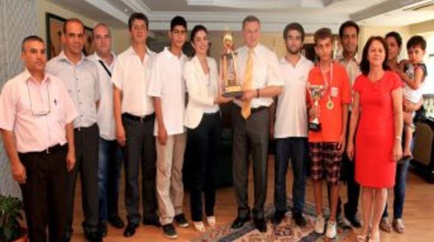 S&uuml;per Lige Y&uuml;kselen Satran&ccedil; Takımı Başkan Savaş'ı Ziyaret Etti