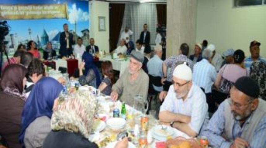 Başkan Aky&uuml;rek, Şehit Aileleri Ve Gazilerle İftar Yaptı