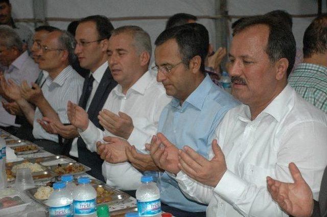 Denizli de Beş Bin Kişiye İftar Yemeği 1