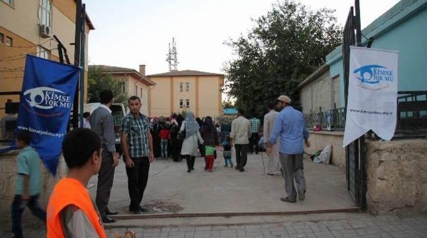 Kımse Yok Mu Derneği, Suriyelilere İftar Yemeği D&uuml;zenledi