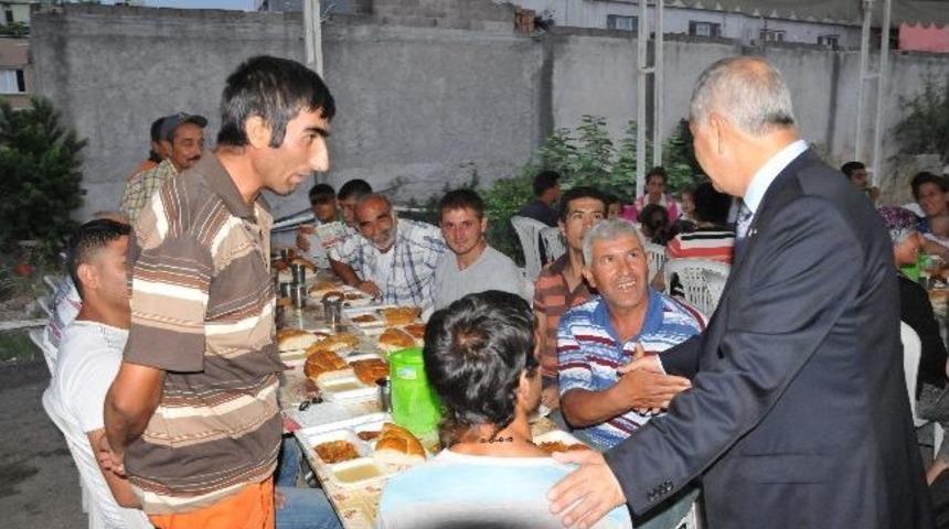 Osmaniye Belediyesi İftar &Ccedil;adırı Kurdu