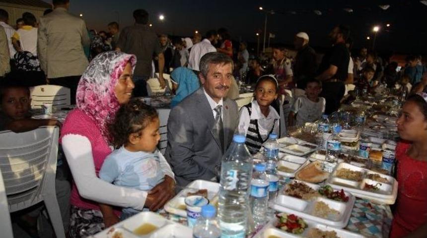 Başkan Tahmazoğlu, İlk İftarını Konteynırkentte Suriyelilerle Yaptı