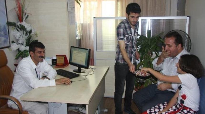 Hastanede G&uuml;ler Y&uuml;zl&uuml; Karşılama