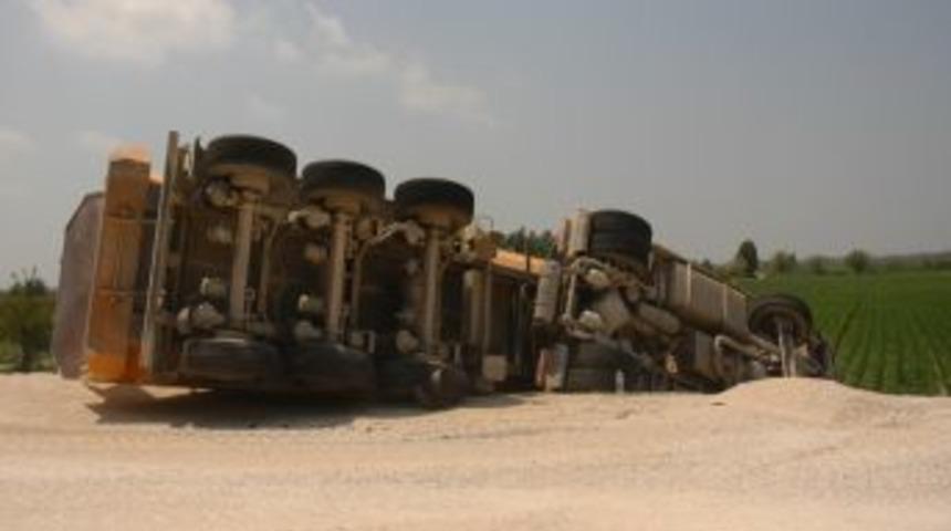 Lastiği Patlayan TIR Şarampole Yuvarlandı