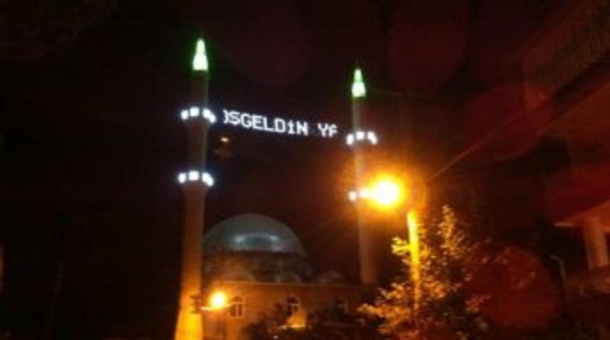 Minarelerin Arasına Dijital Mahya Asıldı