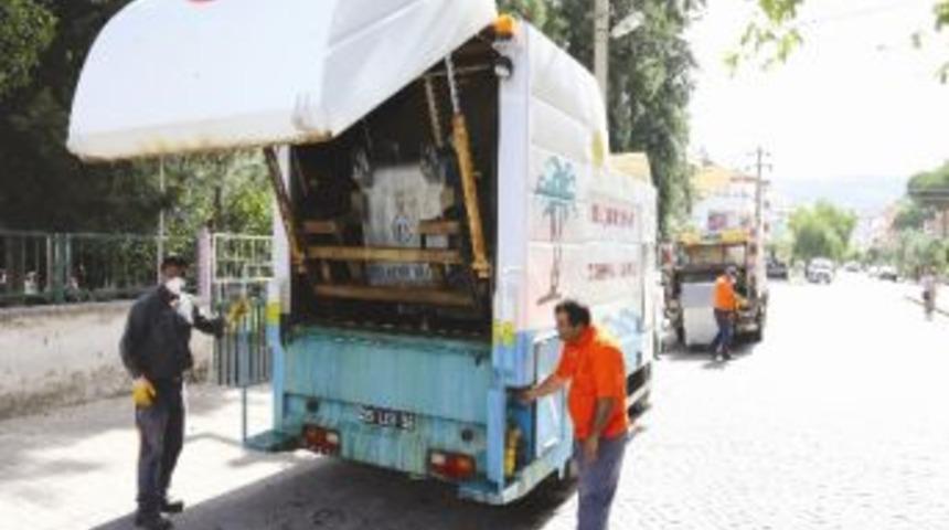 Sel&ccedil;uk'ta &Ccedil;&ouml;p Konteynırları Pırıl Pırıl