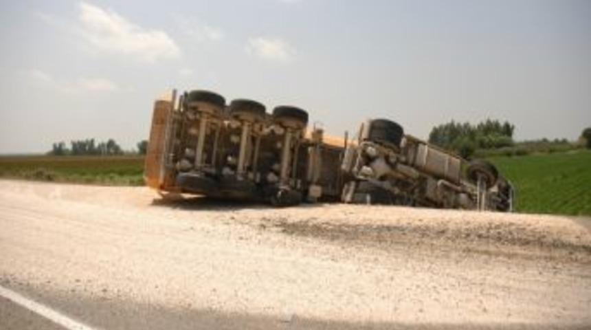 Lastiği Patlayan Tır Şarampole Devrildi