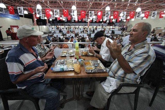 Karşıyaka&rsquo;da İlk İftar... 1