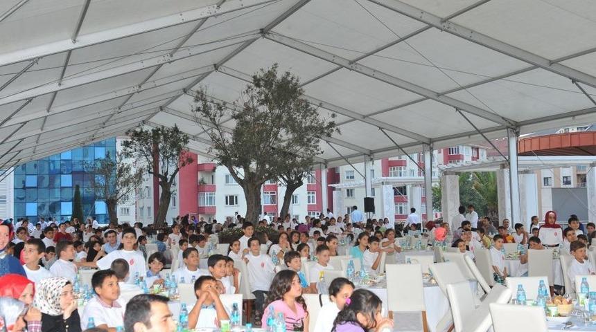 &Uuml;mraniye&rsquo;de Ilk Iftar &Ccedil;ocuklara