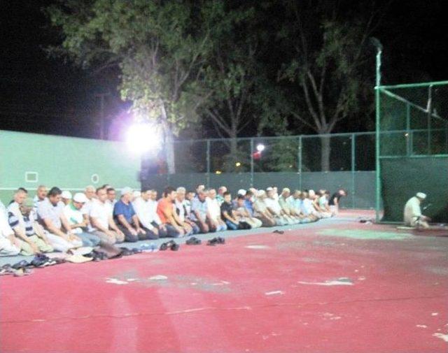 Tenis Kortunda İlk Teravih Namazı