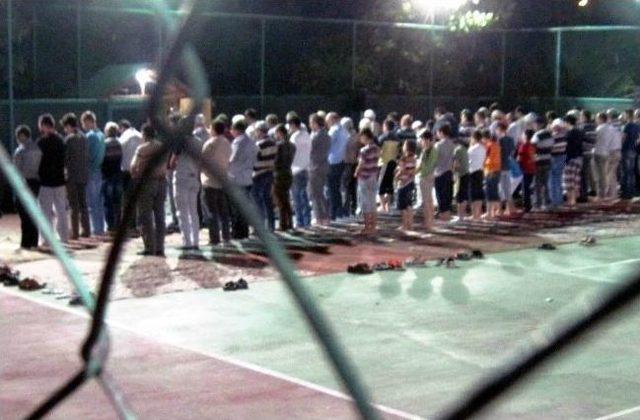 Tenis Kortunda İlk Teravih Namazı