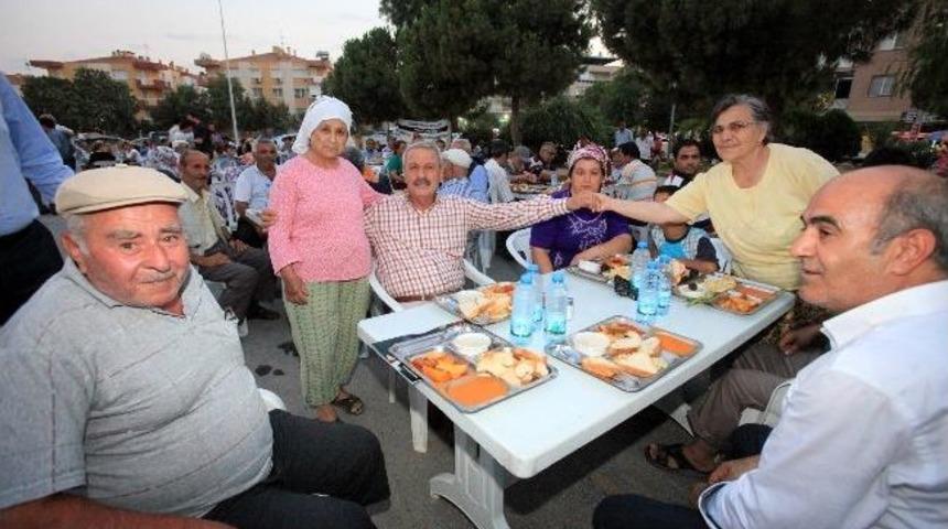Karabağlar'da İftarlıklar Başkan K&uuml;r&uuml;m'den...