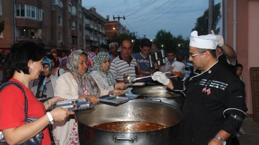 Edremit Belediyesi İftar Sofrası Kurdu