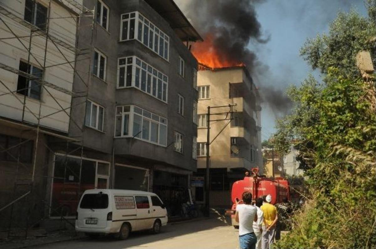 Bursa&rsquo;da Bir Fırının Bacasında &Ccedil;ıkan Yangın Apartmanın &Ccedil;atısını K&uuml;l Etti